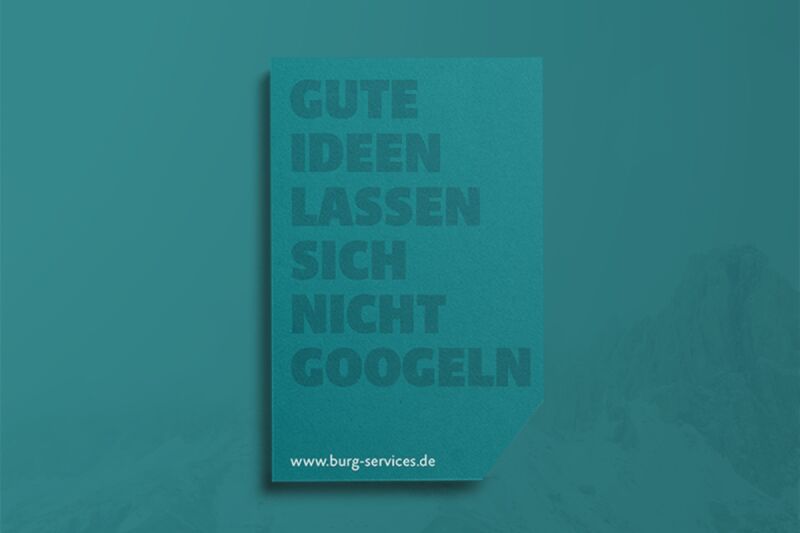 Visitenkarte vor grünem Hintergrund mit der Aufschrift "Gute Ideen lassen sich nicht googeln"