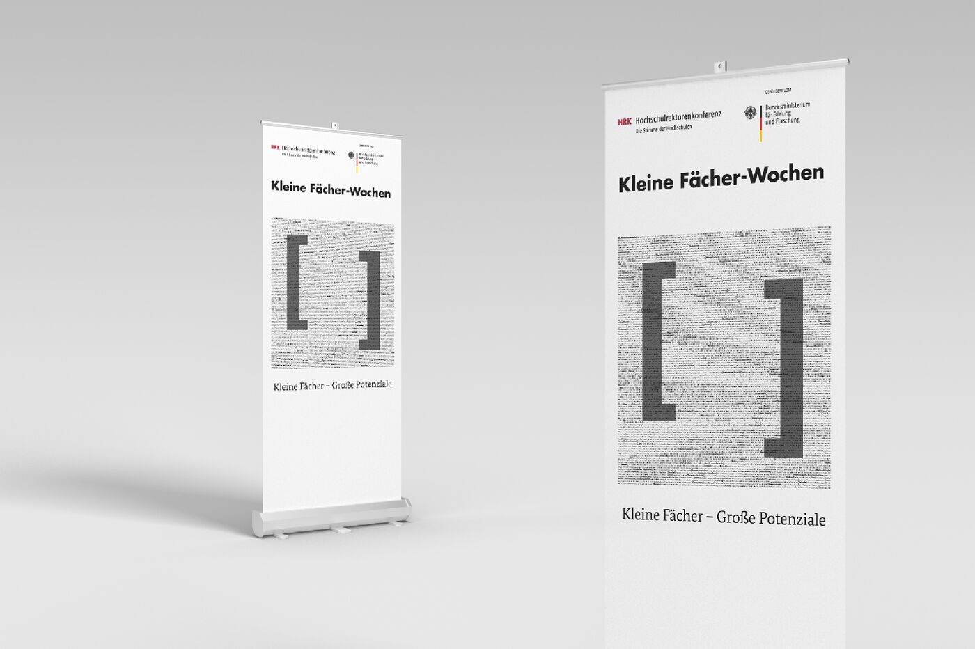 Zwei Rollup-Displays werben für die "Kleine Fächer-Wochen" der Hochschulrektorenkonferenz
