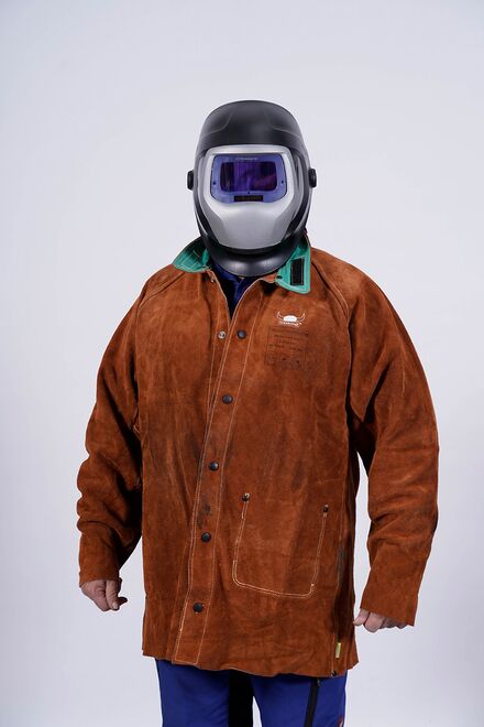 Portraitfoto des Mitarbeiters mit Scheißerhelm