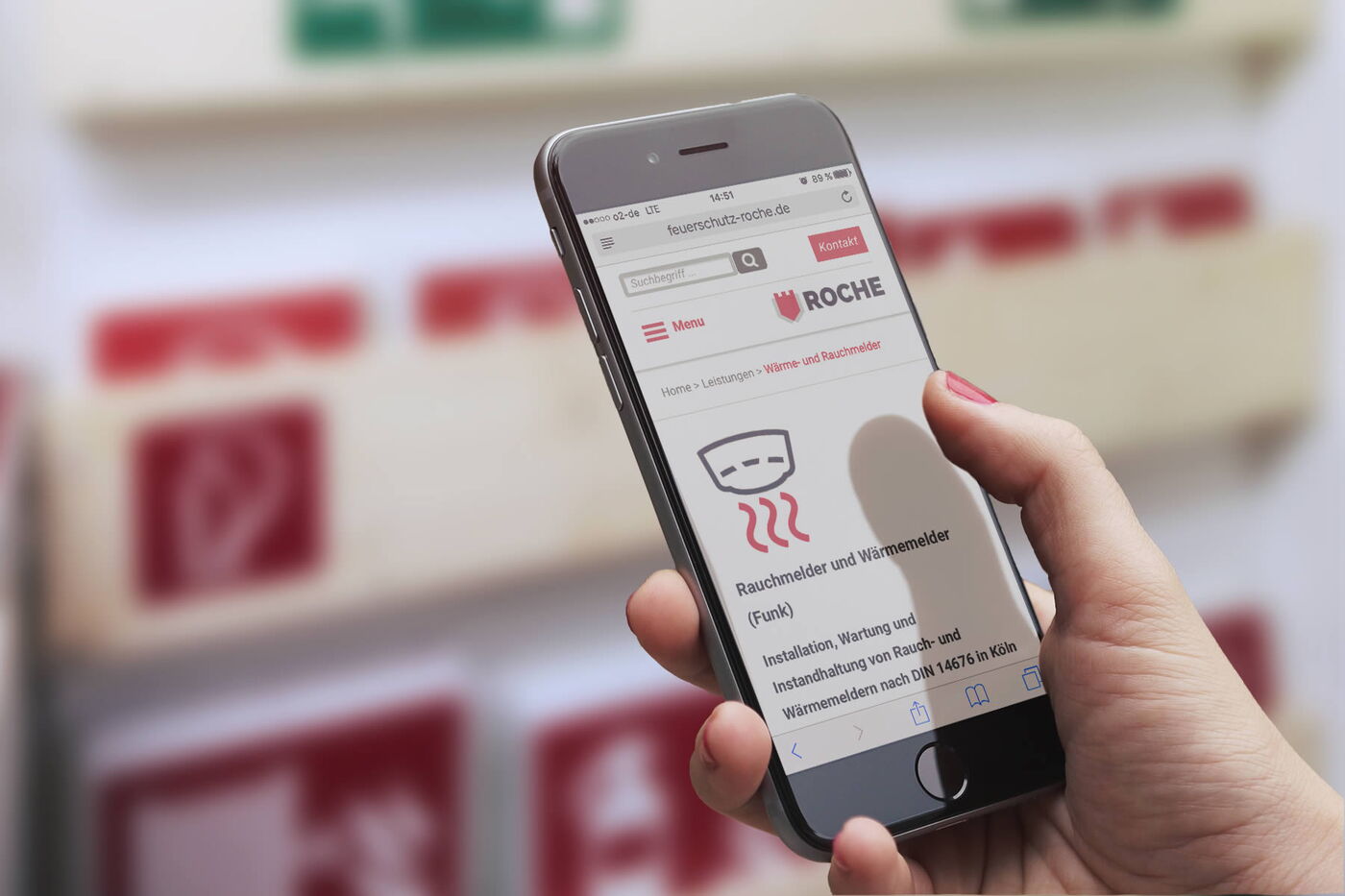 Handy auf dem eine Brandschutz Webseite geöffnet ist