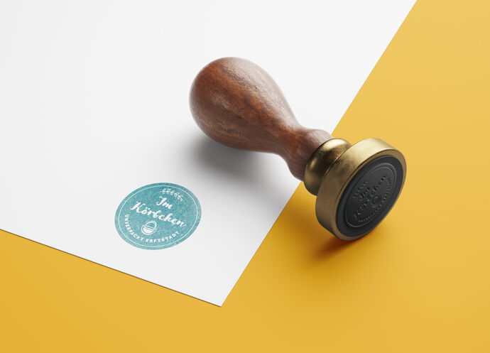 Stempel liegt neben einem gestepelten Logo