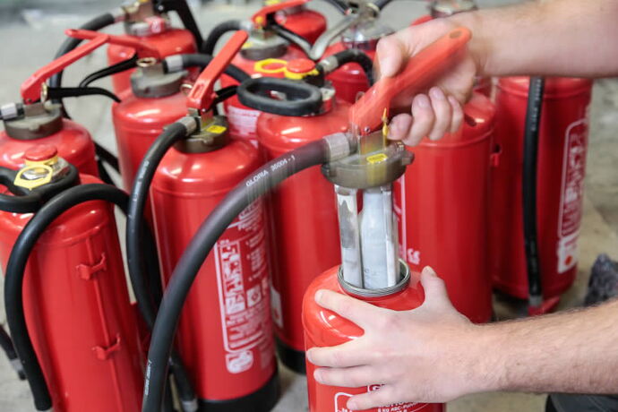 Foto eine Feuerlöscher wir von einer Person überprüft