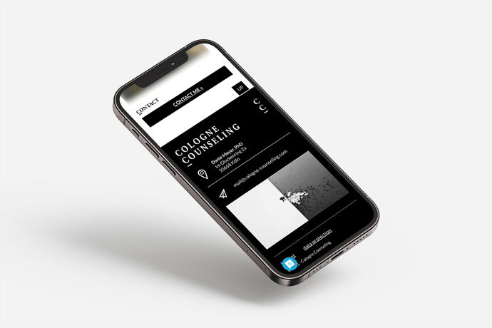 Ein Smartphone zeigt die mobile Ansicht einer Webseite für Psychotherapie