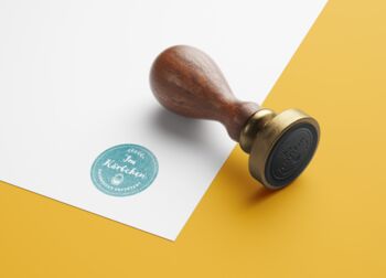 Stempel liegt neben einem gestepelten Logo