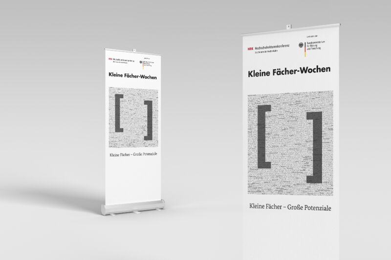 Zwei Rollup-Displays werben für die "Kleine Fächer-Wochen" der Hochschulrektorenkonferenz