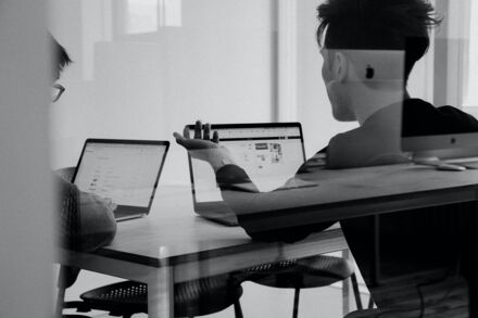 Bild zeigt zwei Webdesigner vor Ihr Laptops in einer Besprechung