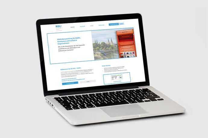 Laptop auf dem die Webseite eines Altkleider Recyclingunternehmens geöffnet ist