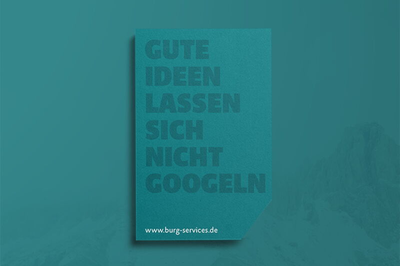 Visitenkarte vor grünem Hintergrund mit der Aufschrift "Gute Ideen lassen sich nicht googeln"
