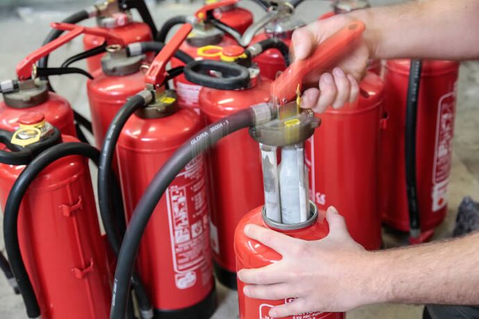 Foto eine Feuerlöscher wir von einer Person überprüft