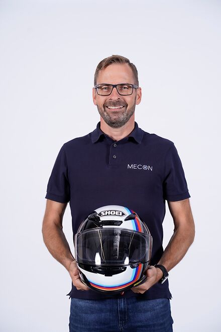 Portraitfoto des Mitarbeiters Motorradhelm