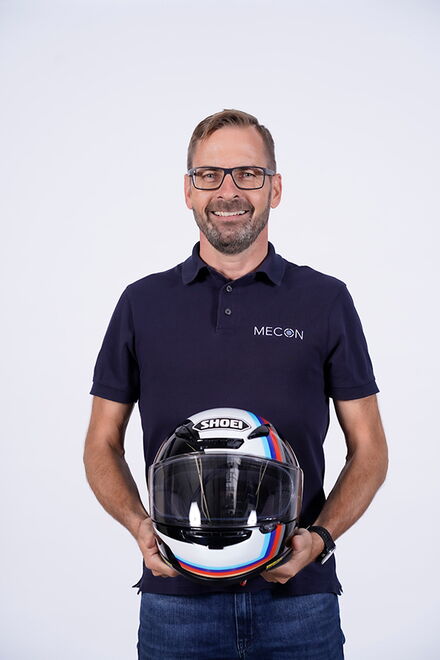 Portraitfoto des Mitarbeiters Motorradhelm
