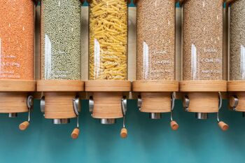 Bild zeigt Lebensmittelspender mit unverpackten Lebensmitteln wie Nudeln Linsen Getreide