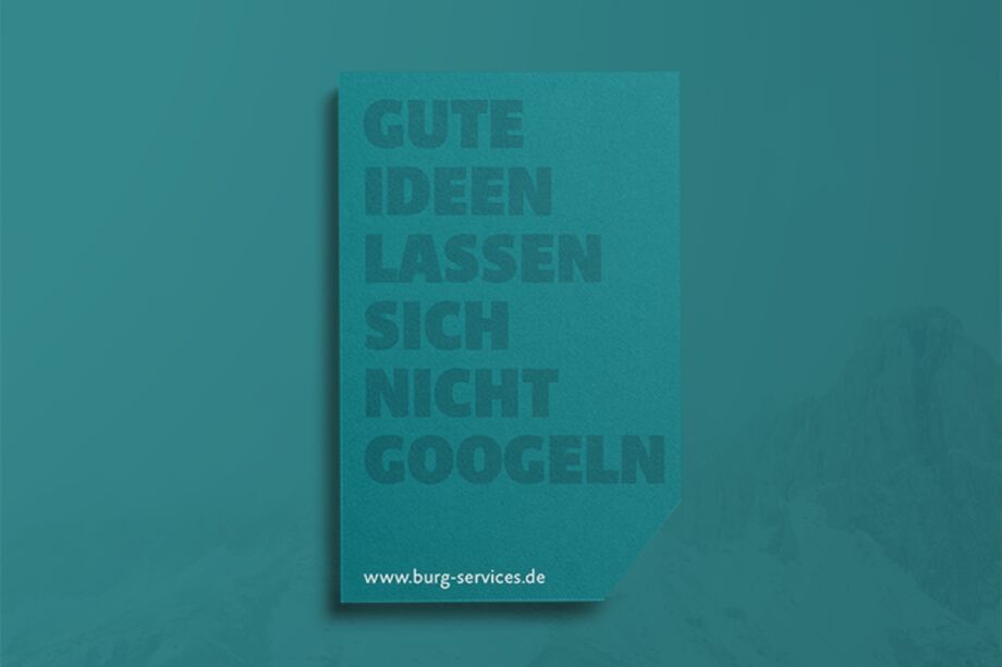 Visitenkarte vor grünem Hintergrund mit der Aufschrift "Gute Ideen lassen sich nicht googeln"