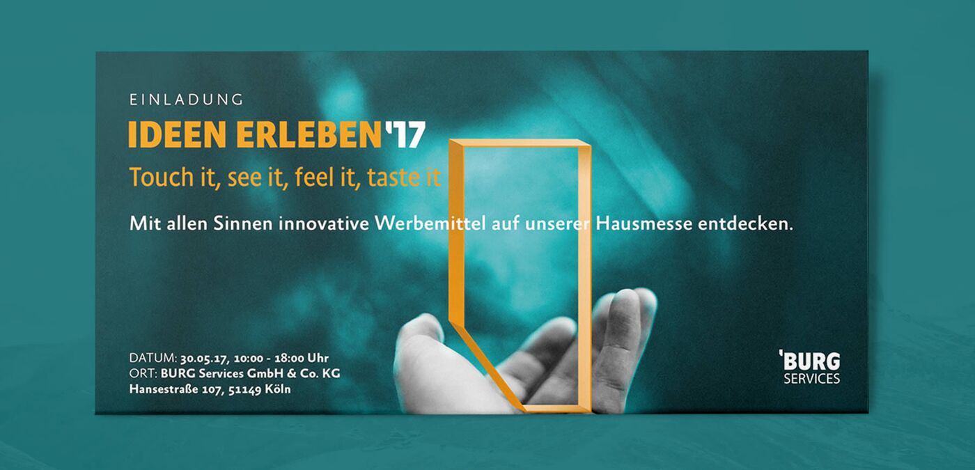 Gestaltung eines Covers für einen Flyer, Auf einer Hand befindet sich das Akzentzeichen aus dem Logo