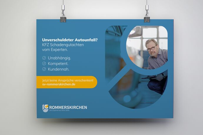 Plakalt: Unverschuldeter Autounfall KFZ Schadengutachten, Mann schaut sich Lackschaden von einem Mercedes an
