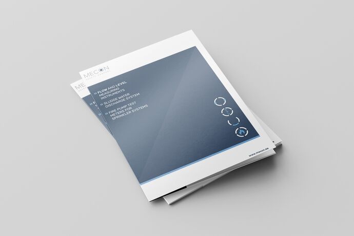 Stapel von Produktkatalogen auf einem Hindergrund
