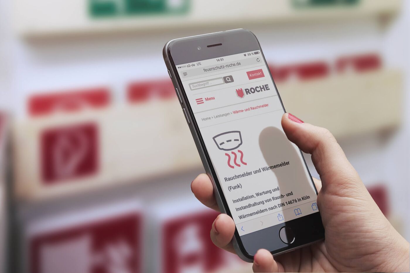 Handy auf dem eine Brandschutz Webseite geöffnet ist