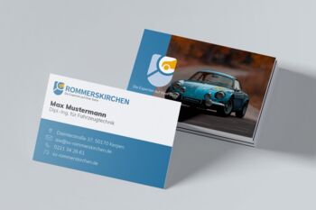 Mockup von Visitenkarten, Vorderseite Kontaktdaten Rückseite Logo mit blauen Auto