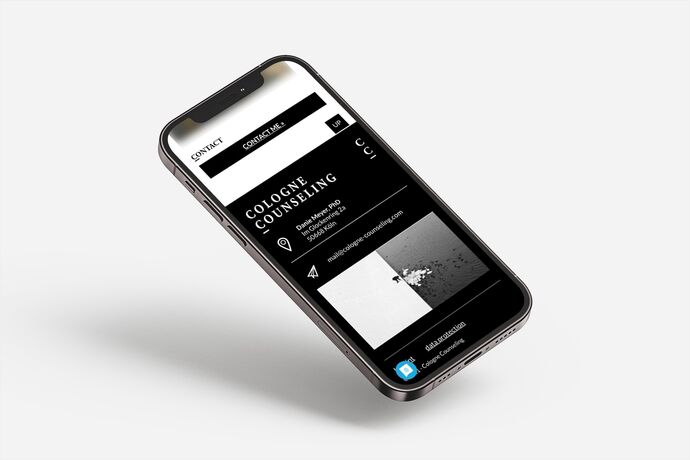 Ein Smartphone zeigt die mobile Ansicht einer Webseite für Psychotherapie