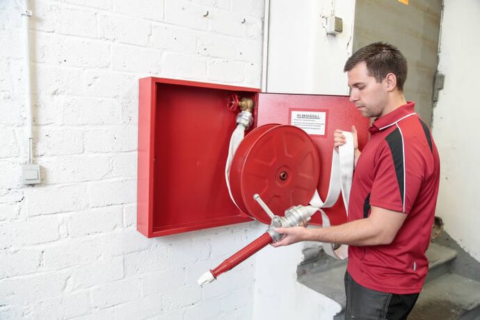 Servicetechniker bei der Wandhydranten Wartung