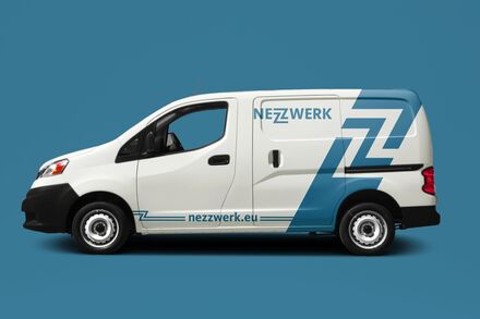 Bild zeigt ein Beschriftetes Firmenfahrzeug im Grafikdesign