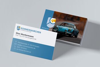 Mockup von Visitenkarten, Vorderseite Kontaktdaten Rückseite Logo mit blauen Auto