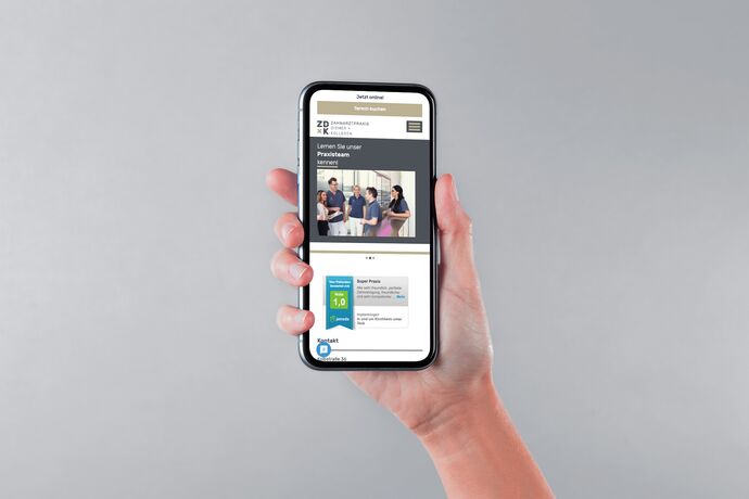 Bild zeigt Praxishomepage auf einem Smartphone